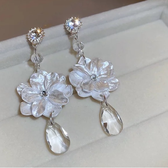 🌟 Gorgeous Big White Earrings - Picture 2 of 4